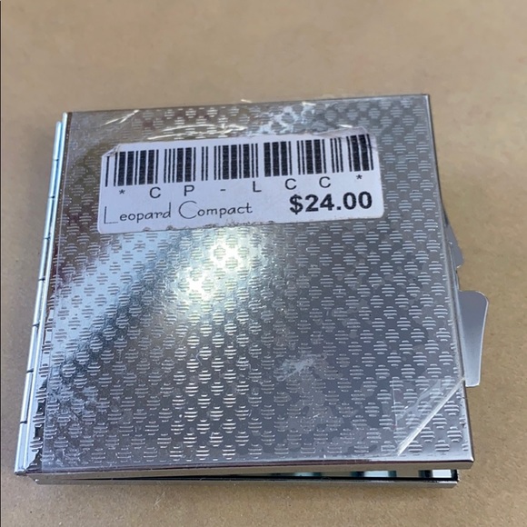 Leopard Peace and love mirror compact. Brand new. - Picture 3 of 3